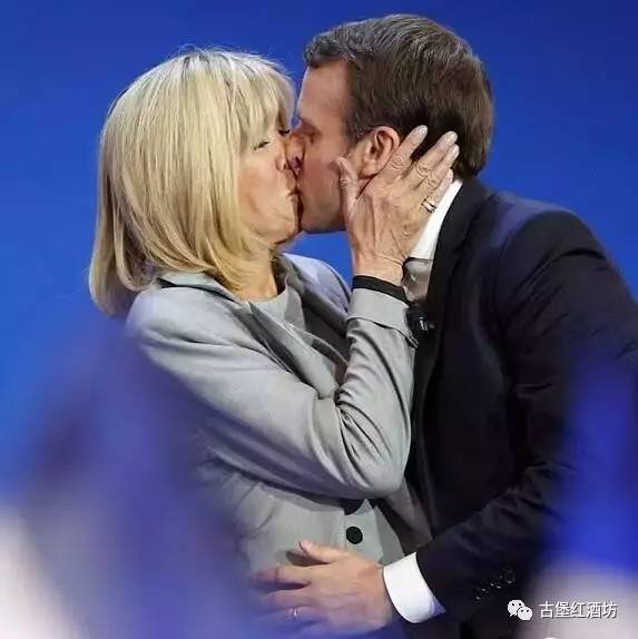 酒面对镜头总统淡定盲品精彩不容错过！！！CQ9电子游戏法国新总统马克龙解读葡萄(图3)